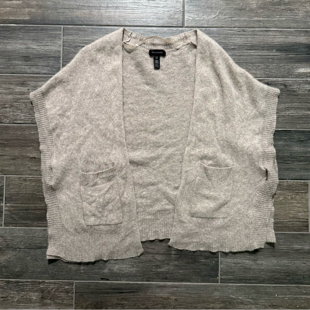 Halogen 100% Cashmere Cape with Pockets - One Size - Picture 6 of 7